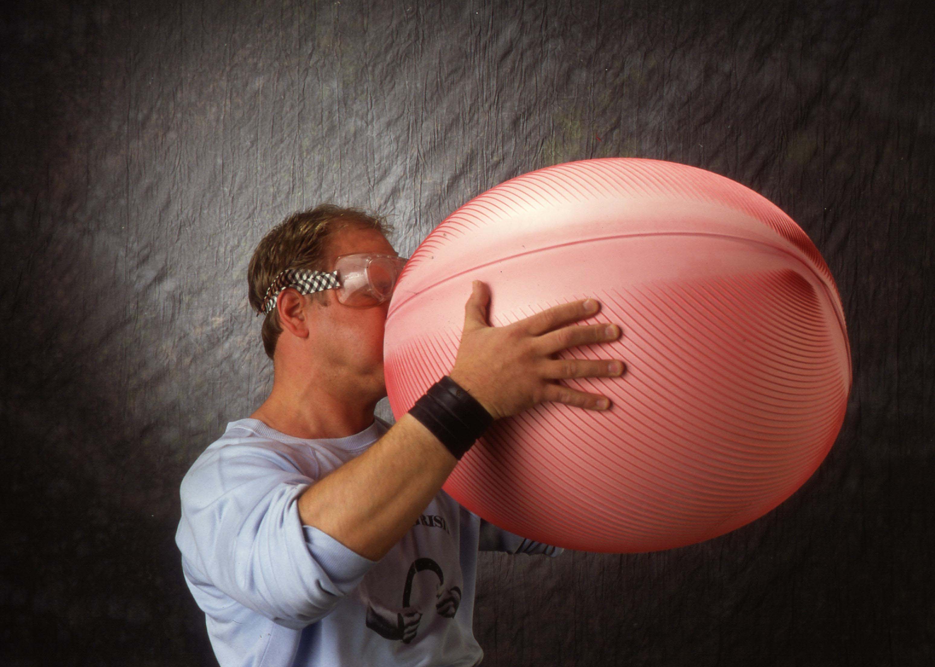 Гимнастический шар стал секс игрушкой для любительской мастурбации студентки